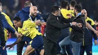 コーナーフラッグで選手を刺しに行く姿も？ サポーターが相手選手と乱闘のトラブゾンスポルの処分が軽減…無観客が6試合から4試合に変更