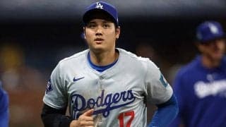 大谷翔平＆鈴木誠也、笑顔で再会→ハグ　試合開始前に数分間の談笑も…ファン熱視線