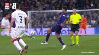 「主審の判定は奇妙」物議を醸した大一番での“疑惑の判定”の決定的瞬間 PK獲得のはずがまさかのオフサイドで選手も監督も猛抗議「パスじゃないからオフサイドにもならん」