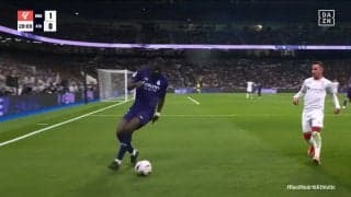 “あの走り”以外もすごい！ドイツ代表リュディガー、とんでもない爆走にスタンドから拍手喝采！時速36km級ランナーの弾丸プレスにファン「さすがだわ」「最強！」