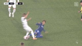 「レッドだろ」危険タックルに“イエロー”判定で選手が審判に詰め寄る緊迫の瞬間　「いや足裏じゃねーし」「どちらにしても荒いな」ファンの意見分かれる