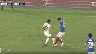 「そりゃ赤だ」「どゆことやねん」川崎のエースが出場停止明けの試合で相手の足を思い切り踏みつけレッドカード！衝撃の出場2試合連続退場の瞬間