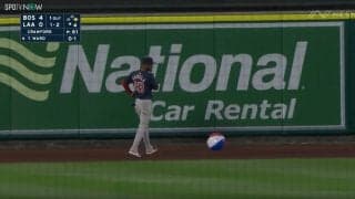 「迷惑な」「なにやっとんねん」グラウンドに落ちてきたのはまさかの……外野手もお手上げの爆笑シーン