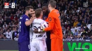 「怖ぇぇぇ！」「ガチでヤバいやつ」胸ぐらをつかんで超至近距離からメンチ切り！味方へのアフターチャージにブチギレて今にも殴りそうな大乱闘未遂の瞬間「兄さん、かっこいい」