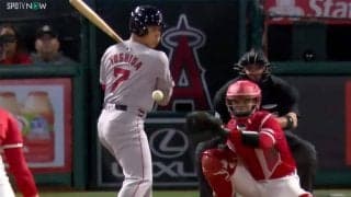 吉田正尚、一回転してイテテ「なにしてんねん！」危険スライダーの死球で飛び上がるも静かに一塁へ「大谷みたいに騒がないのねｗ」代打登場で今季9試合連続出塁を決めた瞬間