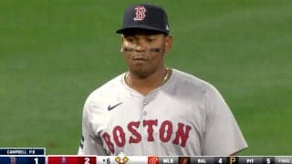 吉田正尚の同僚主砲が、痛恨の凡ミス「やっちまった…」「難しいボールじゃないのに」三塁ゴロを後逸→逆転を許す最悪の結末に本人キョトン顔