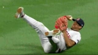 吉田正尚のレッドソックスで珍守備の瞬間「風車投げ」「審判に送球してる」「ファーストドン引き」転がり込んで明後日の方向に投げる謎セカンドが話題