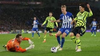 「大丈夫か？」冨安健洋がキーパーと衝突しド派手にぶっ飛んだ瞬間！30m級爆速スプリントで攻撃参加→GKとの競り合いで接触してスーパーダイブ「怪我すんなよ」「監督も冷や冷やしてる」