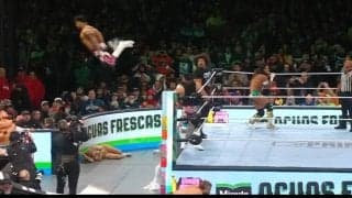 危なすぎる！ どこまで飛んでいくんだ！ リングの遥か彼方…常識外れのスーパーダイブに「ハチャメチャに飛んだ」騒然