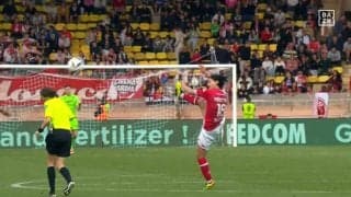 「レッドカードやｗ」南野拓実のクリアボールが女性主審の顔面を直撃した衝撃動画が世界で話題沸騰！至近距離からの強烈弾発射→やさしいハグで謝罪した瞬間「めっちゃ痛いやろ」「紳士的」