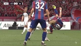 「大丈夫か？」あわや大怪我！膝下タックルを受けて衝撃的な空中大回転　プレスに足を取られて弾き飛び前方宙返り状態→背中から落下した瞬間「膝を支点に回ることは結構ある」