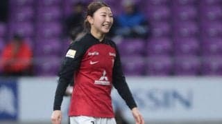 「桜も笑顔も満開」「言葉を失う美しさ」浦和MF塩越柚歩が満開の桜と2ショット！レアなブランコの姿も話題「ブランコに妖精が」