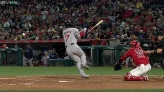 吉田正尚は大丈夫なのか…？ ヤバすぎる音の“強烈デッドボール”が直撃！　球場が見守る中、何事もなかったようにダッシュしてファン騒然 「マッチョマンすぎる」「いい仕事してるな」