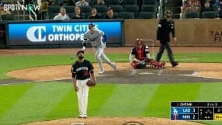 一体、何が起きたんだ…？ 大谷翔平に逆方向弾を打たれた元広島のお騒がせ助っ人のヤバすぎる“表情”にファン騒然 「見上げすぎだろ」「ウソだろ？って顔w」