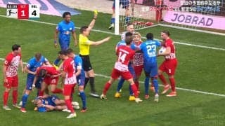 遅延行為にブチギレ！ 堂安律が慌てて止める乱闘勃発…「ボール寄越せや」と押し倒す→揉み合いに発展の一部始終「やめろやめろー」「落ち着くんだ」