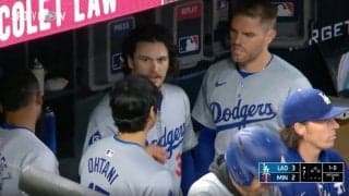こんな大谷翔平は見たことない… ホームランを打つ前にベンチで何があったのか？　相手投手の“弱点”を見破ったチームメイトが大谷にアドバイスを送る決定的瞬間