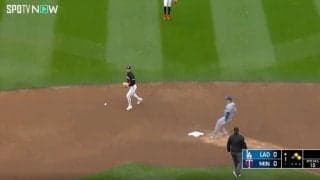 大谷翔平、足が早すぎてまた追い抜きそう…！？ スピード違反レベルの“爆速走塁” あっという間に二塁到達  「ベッツ走れよ！」 「大谷さんまた打点損したやん」