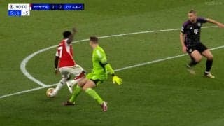 「おかしいだろ！」CLで疑惑のノーPK判定！ アーセナルFWがバイエルンGKとクラッシュした瞬間…「かってますけど？」「自分で貰いにいった」ファンの意見も割れる