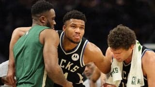 PO目前のバックスにアクシデント…大黒柱がコートに座り込み負傷交代