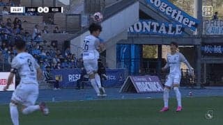 「あぶねえよ」「これはしょうがない」超危険なヘディング正面衝突の瞬間“イエローカード”に監督が猛抗議もファンは意見分かれる「擁護できない」「いや五分五分」