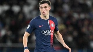 「なんて可愛いんだ」「素晴らしいコンビ」PSGのウルグアイ代表MF、日本代表ユニフォームを笑顔で着用して話題に