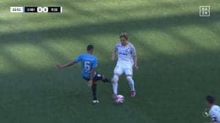 「ストッキング破れてるやん」危険な足裏タックル炸裂　2分で2枚、両チームにイエローカード連発の荒れた試合にファン騒然｢荒すぎ」「サッカーしてくれよ」