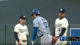 大人気の大谷翔平、みんなから愛されすぎてる“ほっこりシーン”　ヒット直後に見せた相手選手との交流が話題に 「ただの人格者」「聖人すぎる」
