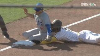 アジアNo.1内野手がノックアウト!? 相手三塁手と激突で体が反り上がるアクシデントに球場も一時騒然