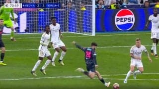 「えぐすぎだろ！」名将ペップも吠えて跳ねて踊る感情爆発の超絶ゴラッソ炸裂！トラップから右足カーブショットのとんでもない軌道にスタジアム騒然「神シュートきた！！」