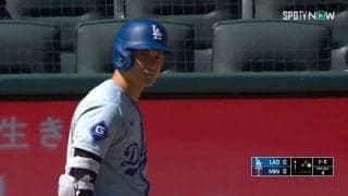 右手がシャキーン！大谷翔平が一瞬見せたかわいい“ストップポーズ”ビシッと決めた角度で仲間の暴走を制止