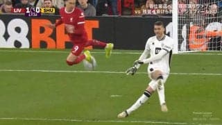 カンフーキックでゴールを割っちゃった！スタジアムも驚きの珍プレーの瞬間 ファンは騒然「なんだそれ？」「エンターテイナー」