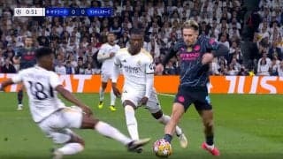 「危ねえ！」「何してんだよ」試合開始30秒でイエローカード！激しすぎる極悪スライディング発射でFK献上＆次節出場停止も確定した瞬間