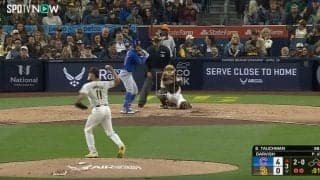 一体、何が起こったのか…！？ ダルビッシュ有に全員が騙された　“超高速牽制”がヤバすぎると話題に「見えねえ…」「モーション小さっ！」