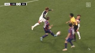 「危ない！」「大丈夫か？」選手と主審がピッチ内で正面衝突、突進してきた選手が倒れて一時騒然の瞬間「審判強いな」