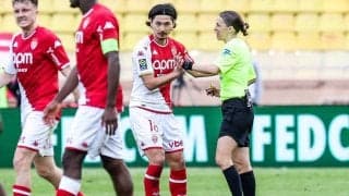 南野拓実の蹴ったボールが主審の顔面直撃…再び話題になる一方でリーグに批判的な声「これを共有する意味があるのか」