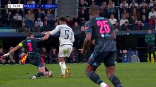 「あぶねえ」「カードだろ！」根こそぎぶっ倒すロケットスライディングがノーファウルで観客大騒ぎ 選手が猛抗議も判定覆らず「いやボールに触ってる」