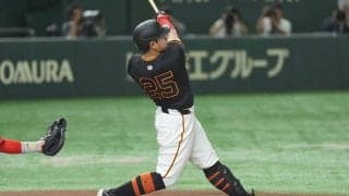 岡本和真の“珍打”に場内騒然　懸垂口からボールが落下せず…まさかの先制に成功