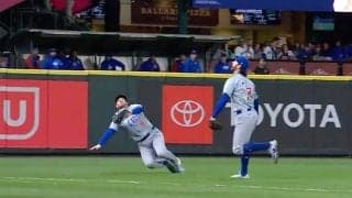 観客大興奮のマジック・ファインプレー！？鈴木誠也の同僚ショート＆レフト、2人のゴールドグラバーが見せた豪華すぎるレフトフライキャッチの瞬間