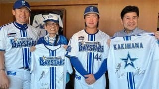 DeNA三浦監督、病気療養中の森永卓郎さんと再会　ハマスタ来場でユニ渡しエール