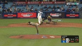 現地実況「あんな高いの見たことない！」ファンも選手も“お月見状態”大谷翔平の高すぎるフライが生んだ珍シーン 夜空を見上げてぽかん