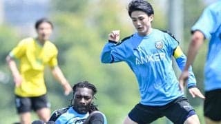 【J1川崎、大島僚太が実戦復帰したTMで4-2勝利(2)】背番号10がキャプテンマークを巻いてピッチに……山田新が2ゴール、ゴミスが1ゴールとFW陣が結果残す