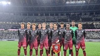 「めっちゃめっちゃ可愛い」童顔10頭身レースクイーンの“8238ユニ”国立ショットにファン歓喜！「マジ勝利の女神」「ゴールドエンブレムめっちゃ輝いている」の声