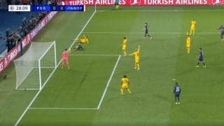 ファウルの基準が分からねえ！退場レベルの“殺人タックル”が炸裂した瞬間　エンバペ、審判に嫌われてるだけ…？ 足裏が刺さり吹っ飛ばされてもオフサイドで無効