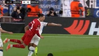  “悪童”がブチギレ！ もはや交通事故レベル… 相手DF2人に挟まれて潰される→吹っ飛ばされた瞬間　問答無用でイエローもドリブルを阻止されたリバプールFWは激怒