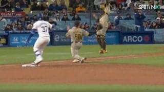 一体、何が起こった…！？ ありえない動きをするボールが話題に　守備の超名手の送球が意味不明すぎて“まさかの悲劇” 「え？なにこれ？」「魔物すぎる」