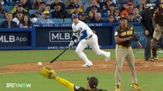 ビビったのは投手だけじゃなかった！大谷翔平の“爆速センター返し”にショートもビックリ 「えぐい打球やな」「こっわ」時速174.8キロのトップスピン打球に敵軍センターライン戦慄