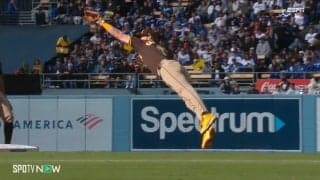 飛んだクロネンワース！一塁手の概念を破壊するスーパーキャッチにダルビッシュも絶賛の拍手連打