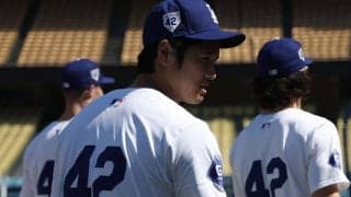 大谷翔平、始球式の捕手役で異例の登場　ワンバウンド投球をキャッチ…本拠地喝采