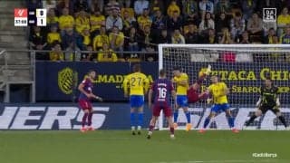 「嘘だろ」「これはヤバい」漫画すぎるオーバーヘッドシュートが世界で称賛！全員なすすべなく見送った奇跡の超絶ゴラッソにスタジアムも大熱狂の瞬間