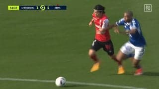 とにかくボールを渡さない！伊東純也、爆速ドリブルから“ラッキーパス”が生まれた瞬間　アフタータックルで倒されるも味方につながるパスを誘発「ナイスプレー」